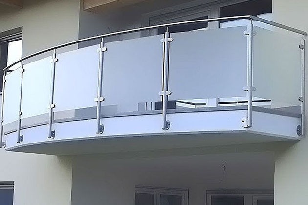 Стеклянное ограждение балкона